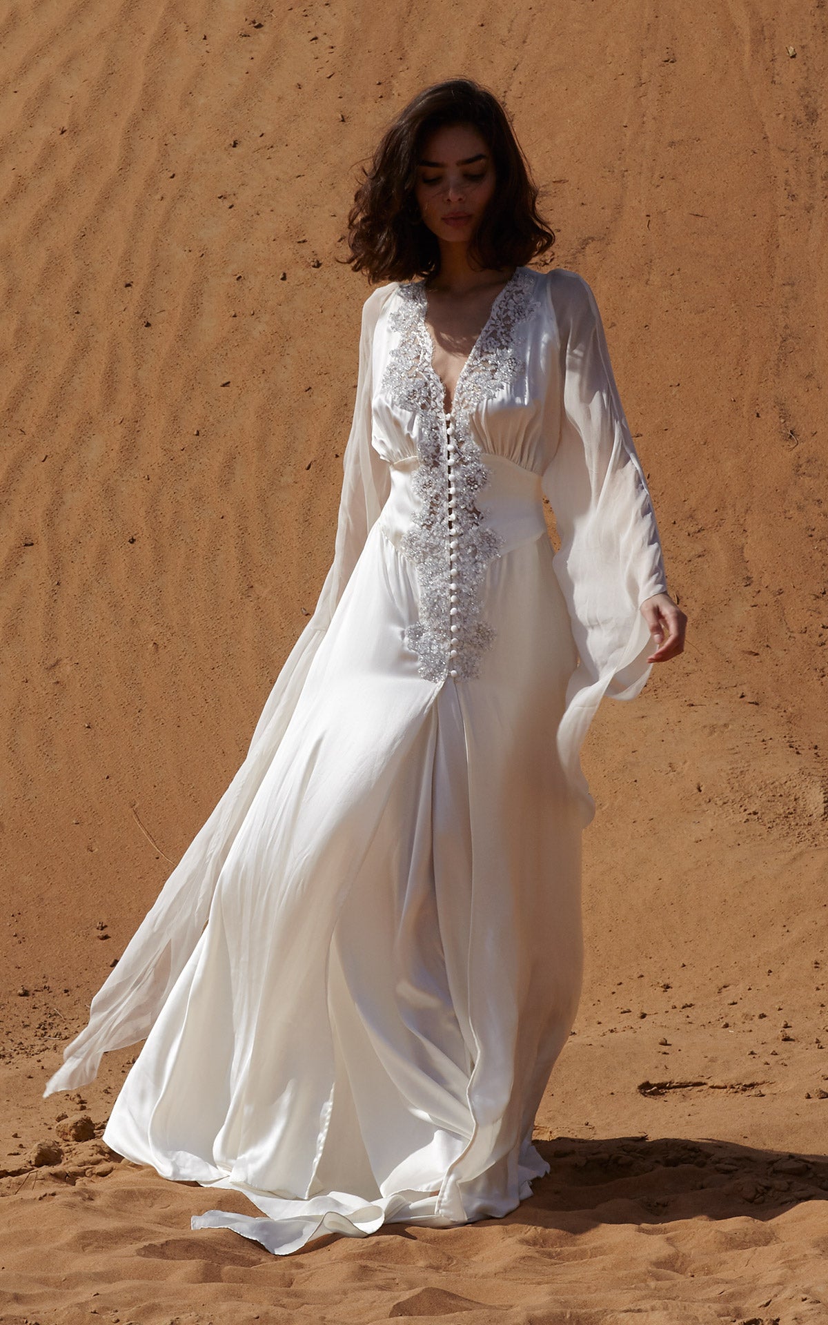 ROSAMOSARIO_A-princess-called-Meera_Fattima-the-young-bride_Satin-_-shiny-lace-kaftan_White_1